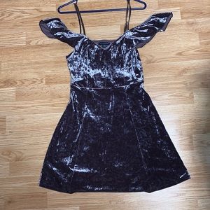 Elegant mini dress with off the shoulder sleeves!